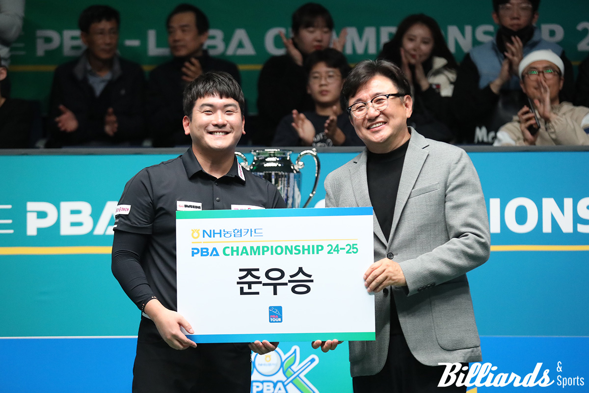 준우승자 오태준과 프로당구협회 장상진 부총재. 