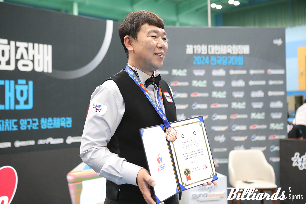 공동3위 시상식에서 첫 동메달을 목에 건 이형래