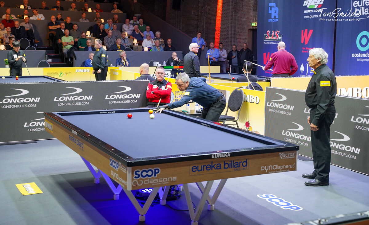 쿠드롱과 야스퍼스의 두 번째 승부가 벌어진 '베겔 3쿠션 당구월드컵' 32강전 경기 장면.