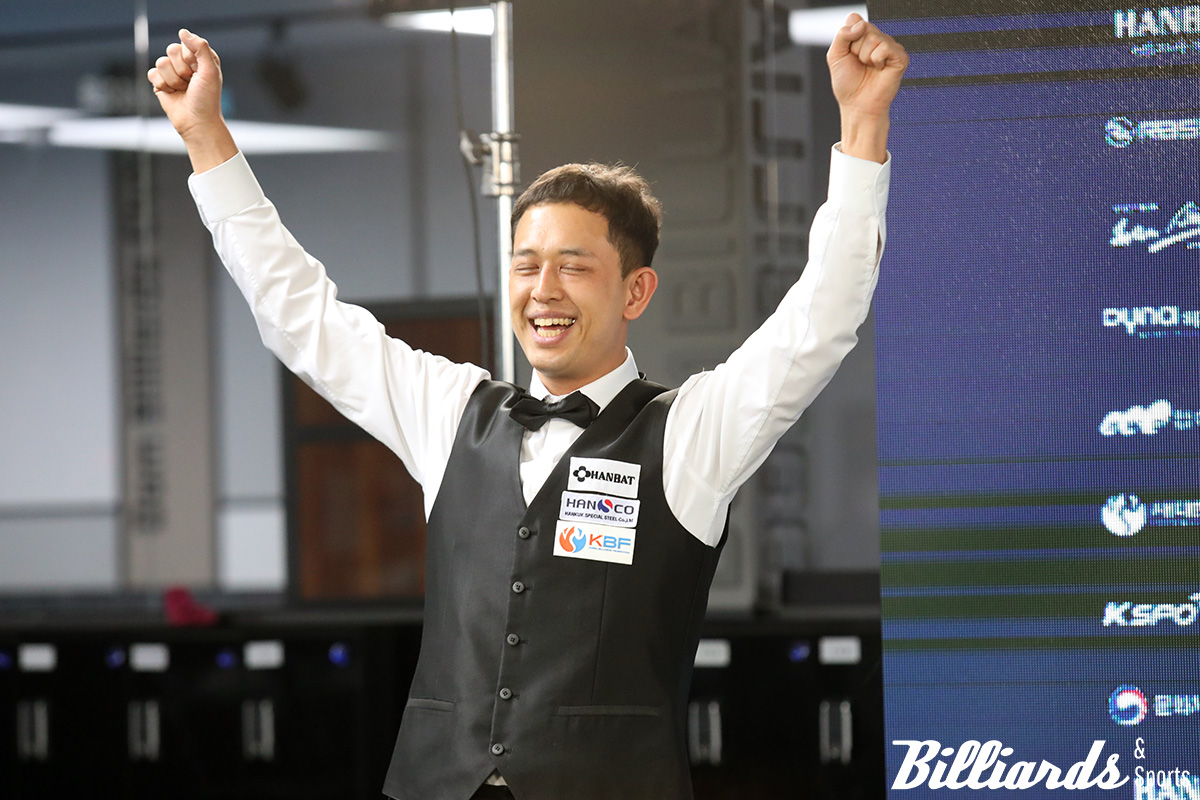 결승전 승리 후 두 손을 높이 들고 활짝 웃는 유승우.