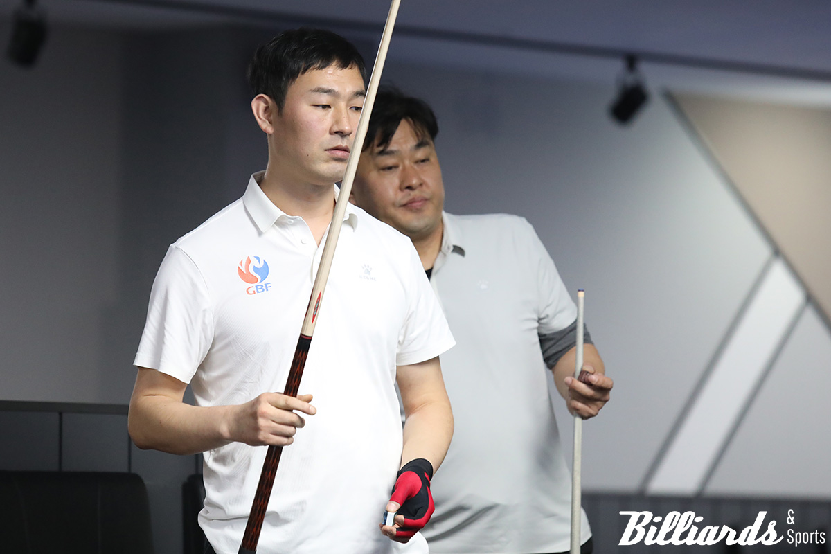 최완영-황의종(광주당구연맹A)이 '2024 KBF 디비전리그 클럽챔피언십'에서 우승을 차지하며 유종의 미를 거뒀다. 사진은 샷을 준비하는 최완영과 뒤에서 지켜보는 황의종.  사진=전주/이용휘 기자