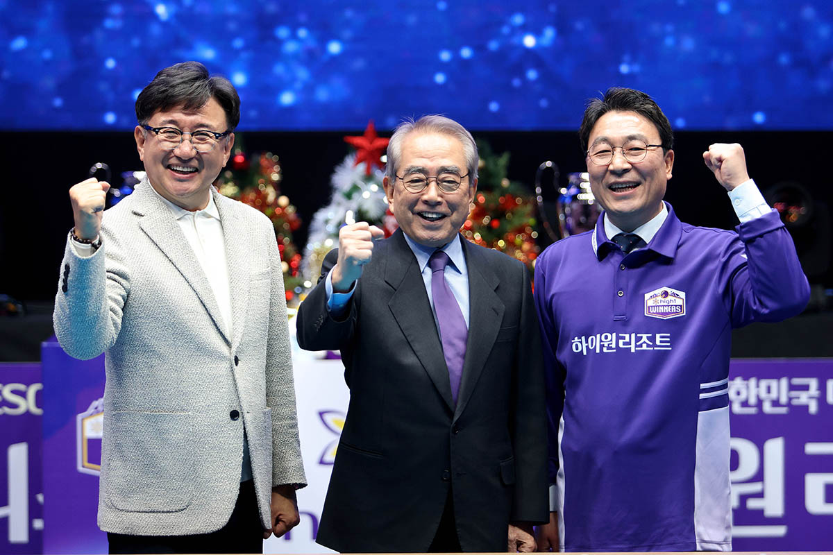 프로당구 PBA-LPBA 투어의 시즌 7번째 대회이자 올해 마지막 대회인 '하이원리조트 PBA-LPBA 챔피언십 2024'의 개막식에 참석한 (왼쪽부터) 프로당구협회 장상진 부총재, 프로당구협회 김영수 총재, 안기대 하이원리조트 ESG상생본부장 직무대행. 사진=PBA