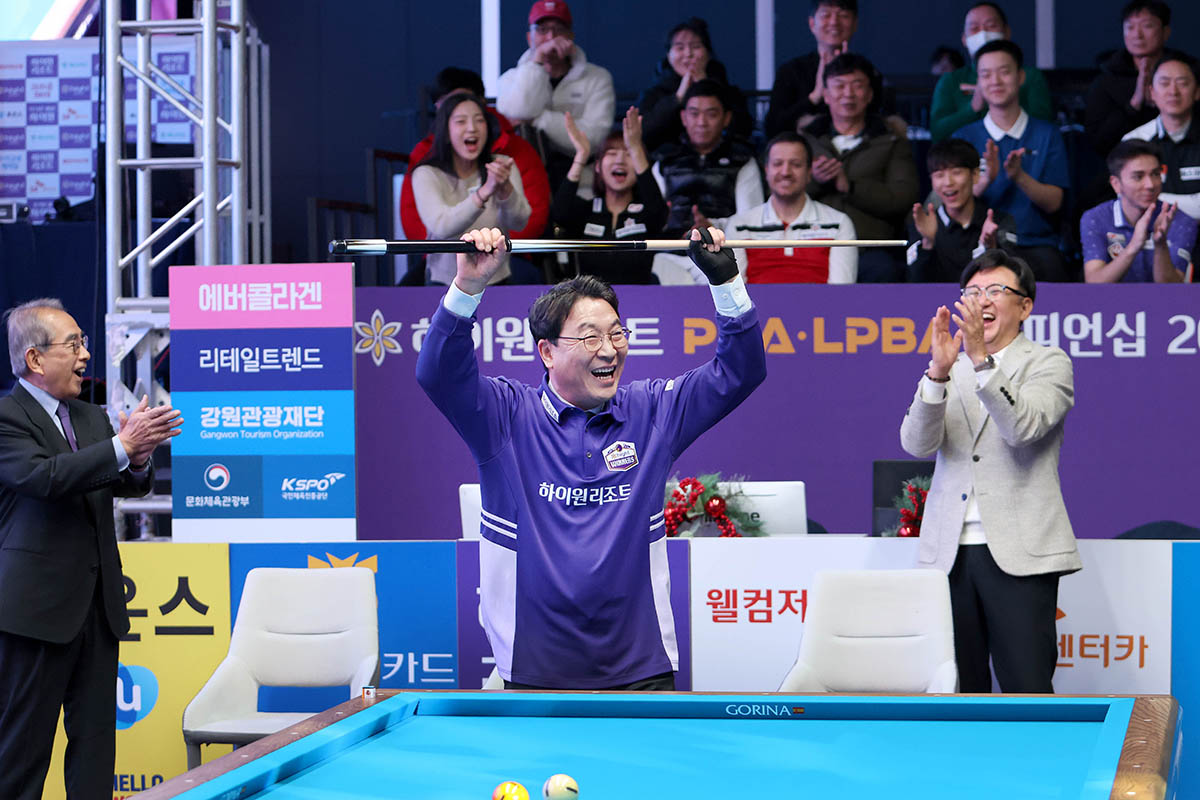 시타 성공 후 기뻐하는 안기태 직무대행