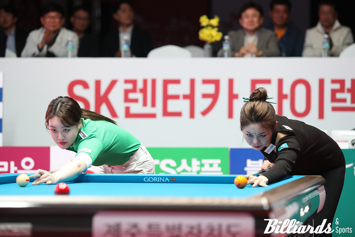 'SK렌터카 제주특별자치도 LPBA 월드챔피언십 2024' 결승전에서 뱅킹하는 김보미와 김가영.