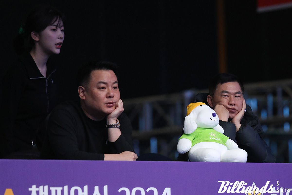 김현우1의 경기를 지켜보며 응원하고 있는 NH농협카드의 조재호, 마민껌.