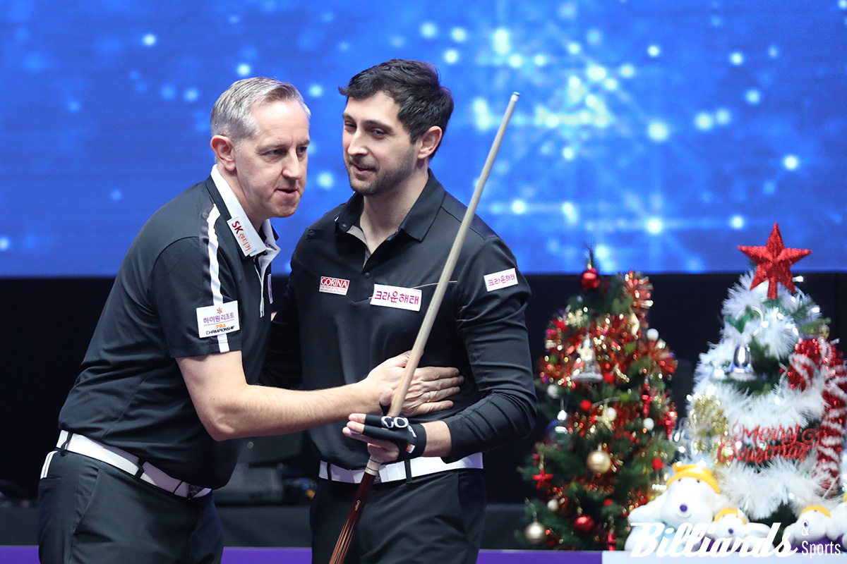 8강전이 끝나며 서로 격려하는 에디 레펀스와 다비드 마르티네스.