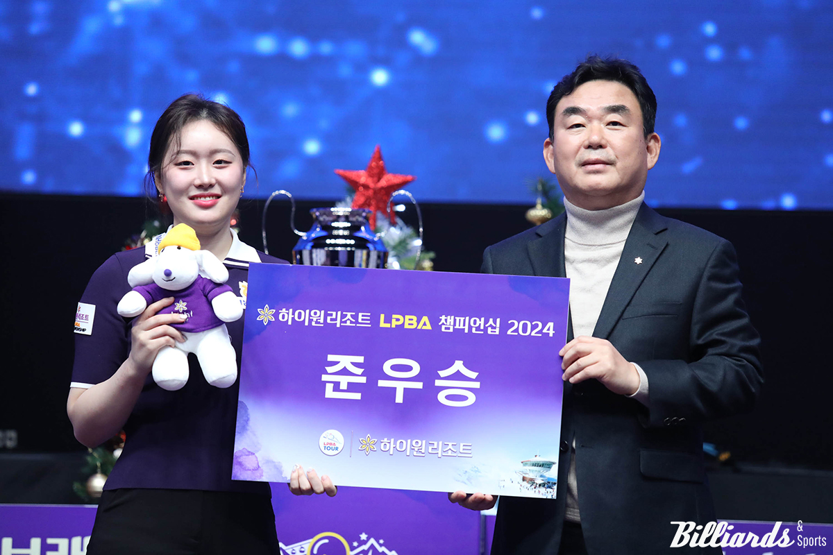 준우승 김보미와 최철규 강원랜드 대표이사 직무대행.