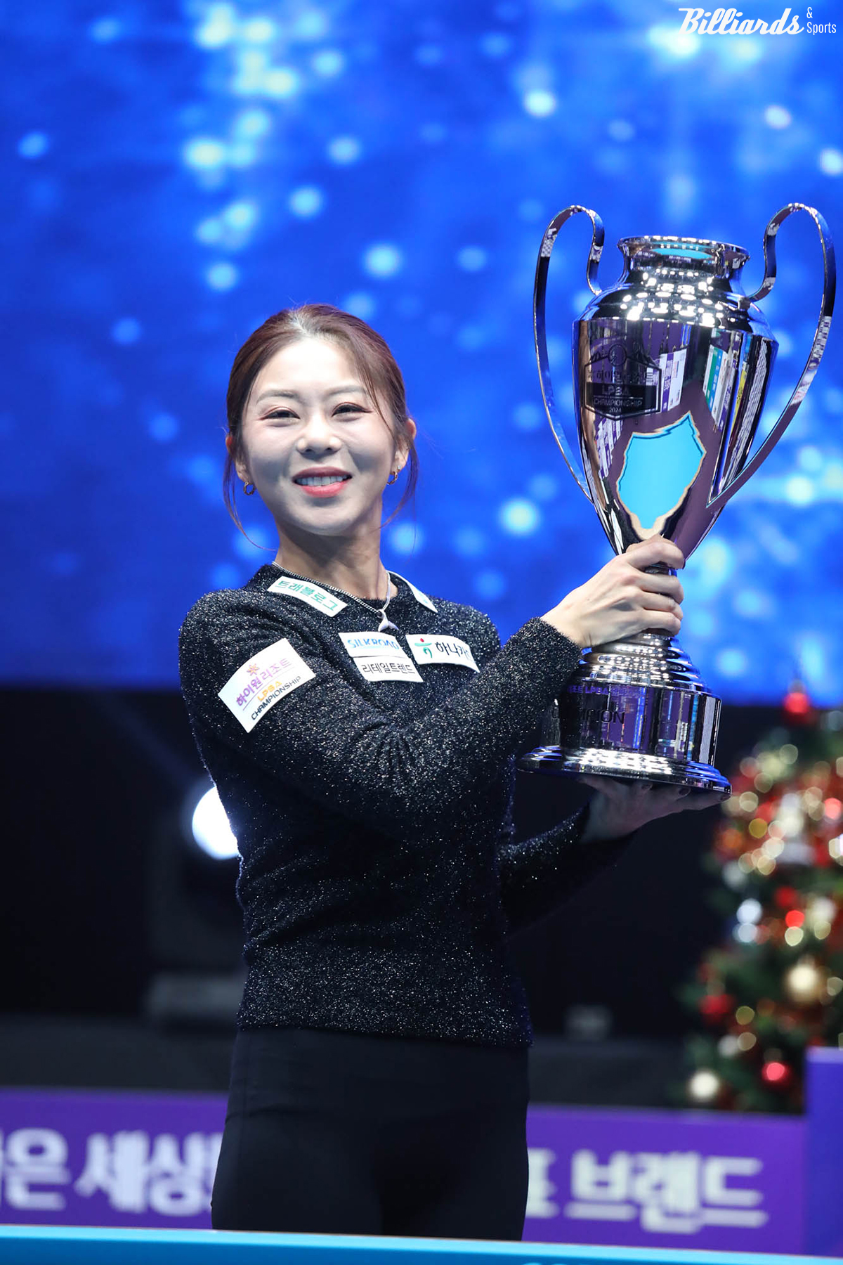 통산 12번째와 시즌 5번째 우승트로피를 든 김가영.