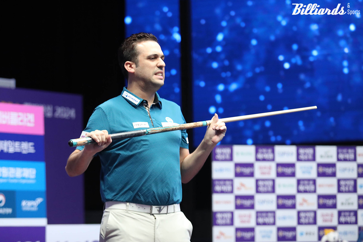 승리 후 큐를 들고 포효하는 사파타.