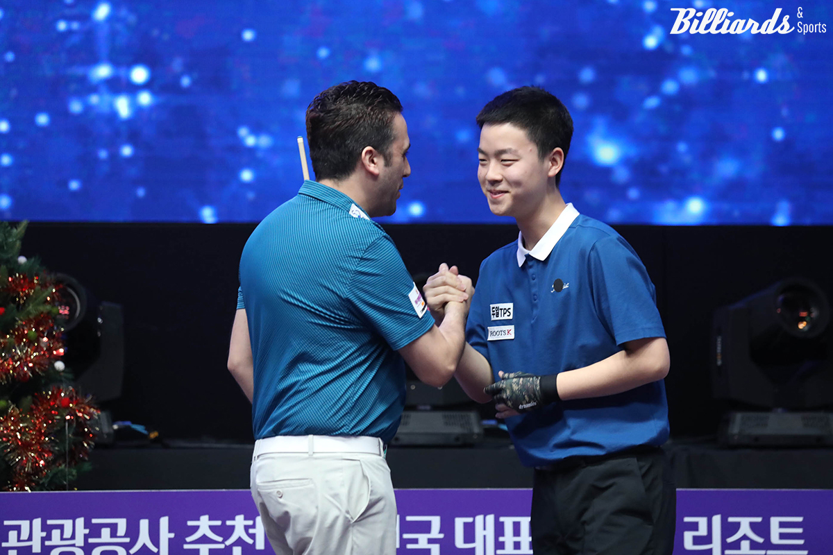 경기 후 악수를 나누는 사파타(왼쪽)와 김영원(오른쪽).