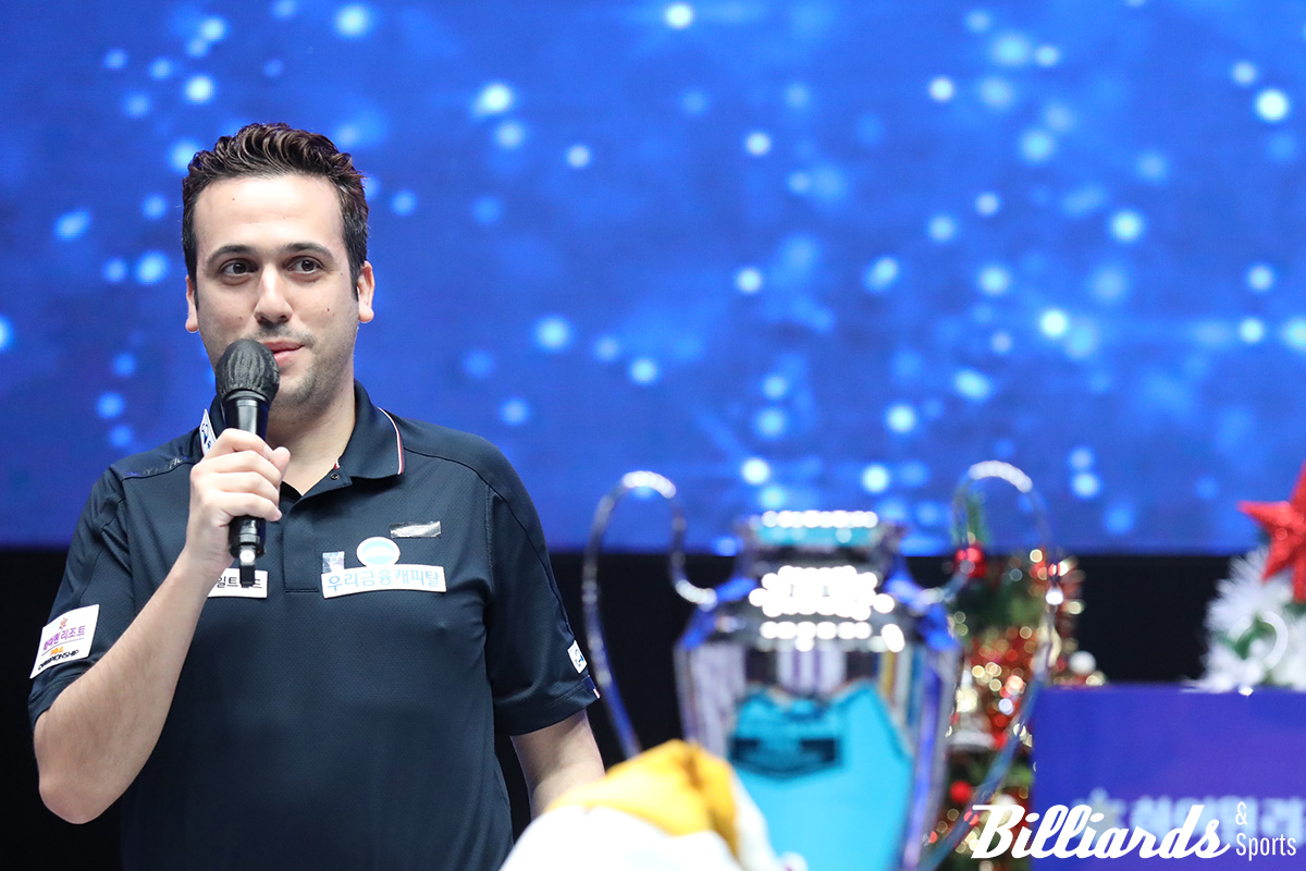 준우승자인 사파타가 마이크를 들고 깜짝 등장해 연인에게 프러포즈를 했다.