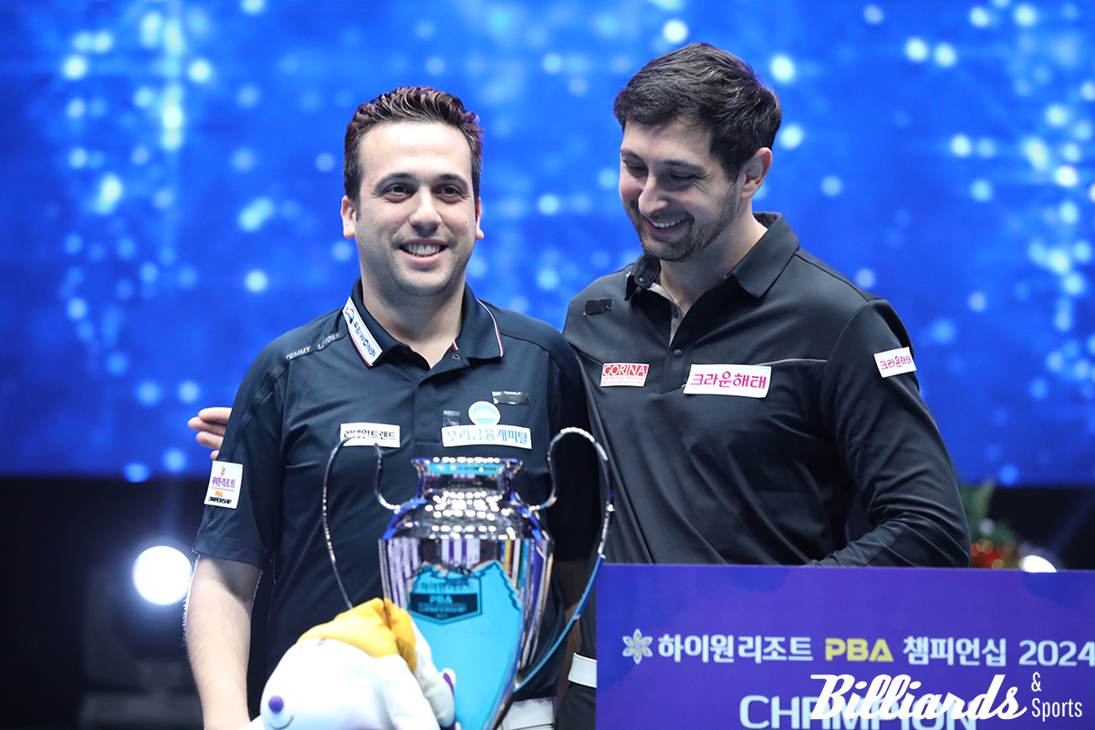 시상식에 나란히 선 다비드 사파타와 다비드 마르티네스.