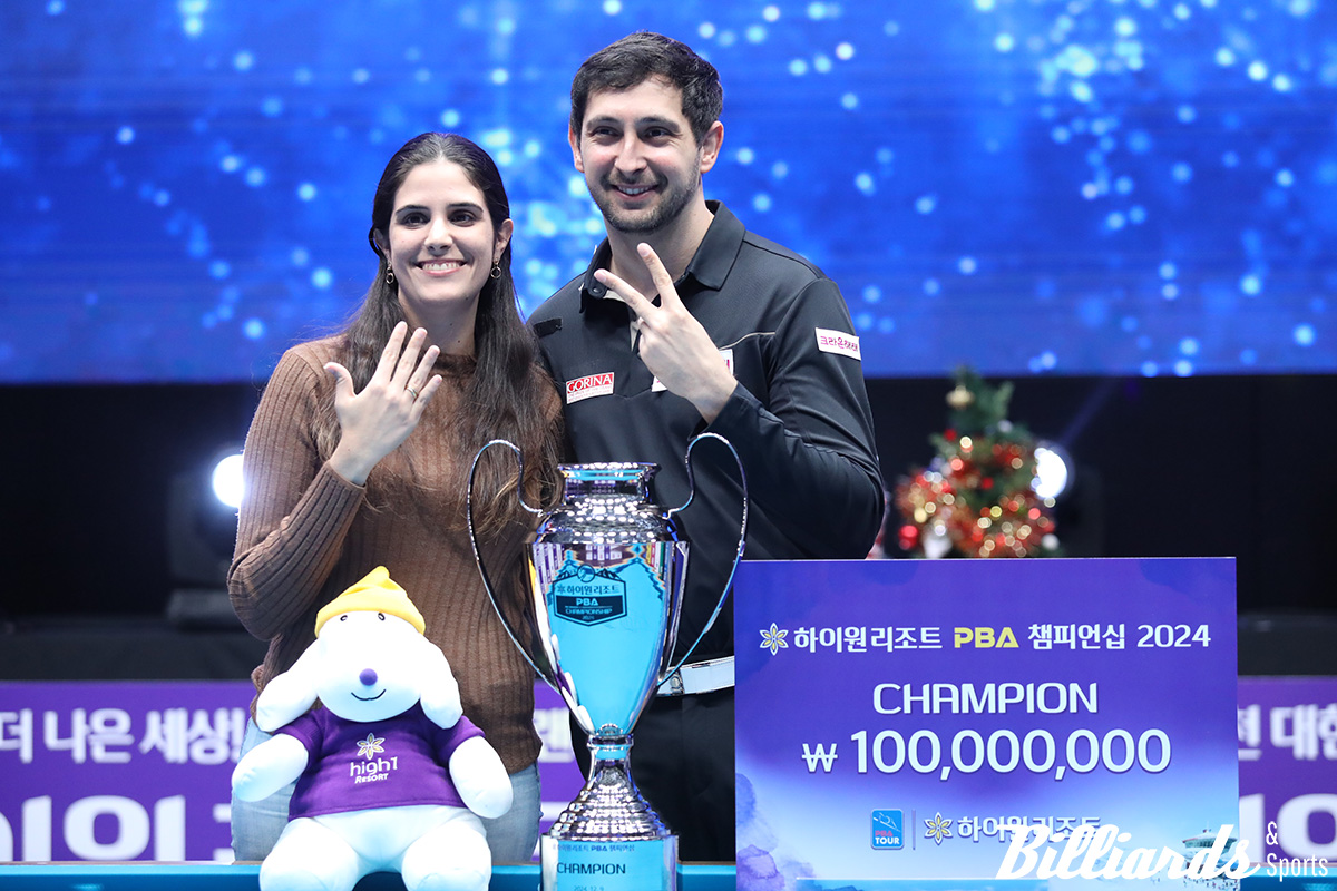 아내와 통산 7승을 표시하며 기뻐하는 다비드 마르티네스