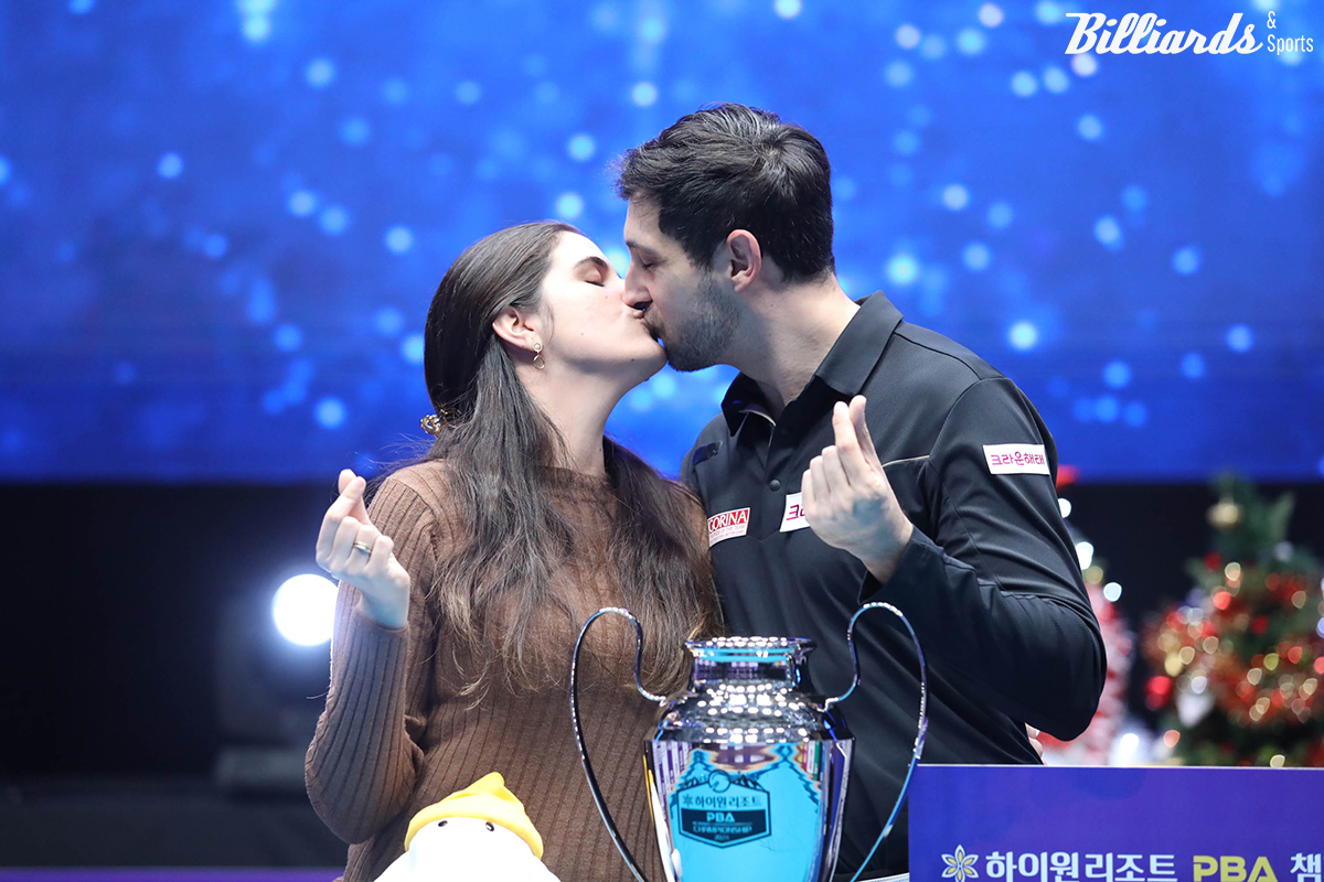 '스페인 최강' 다비드 마르티네스(크라운해태)가 7차 투어를 우승하며 프로당구 각종 차트 정상에 올라섰다. 사진은 우승 후 아내와 입맞춤을 하는 마르티네스.  사진=정선/이용휘 기자