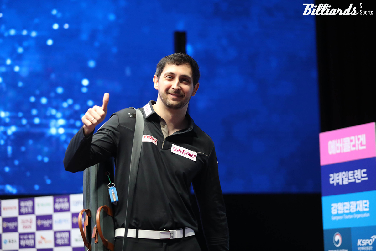 승리 후 카메라를 보고 엄지를 치켜든 마르티네스.