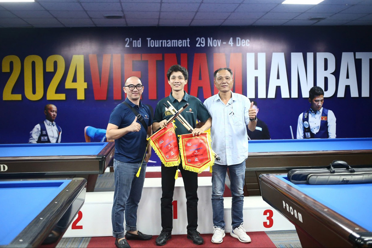 대회 입상자가 부상으로 받은 한밭큐를 들고 기념사진을 찍고 있다.