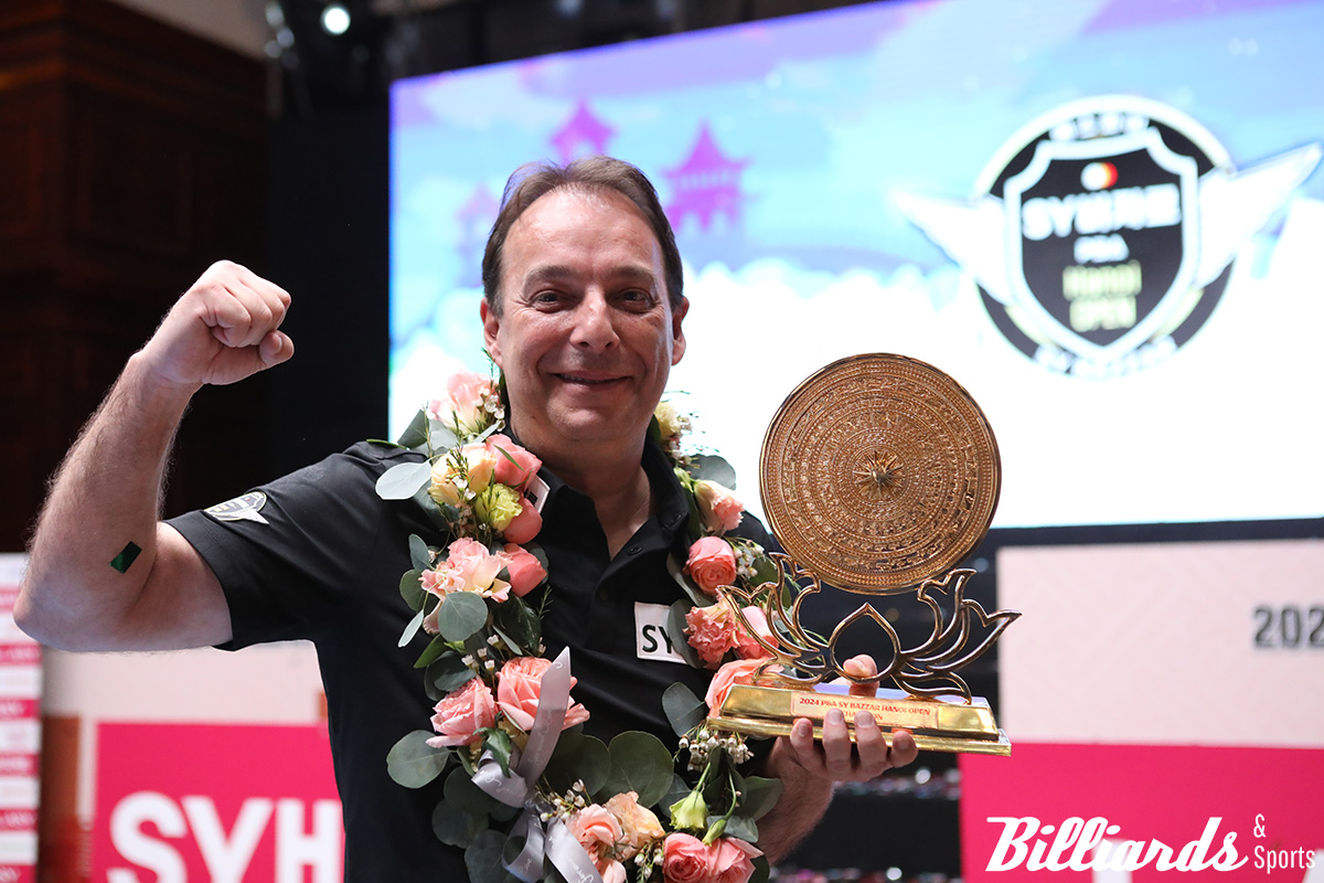 PBA 투어 첫 우승 트로피를 손에 넣은 다니엘 산체스.