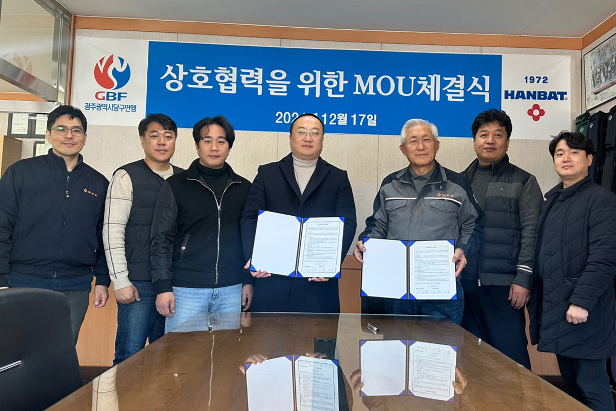 업무협약식 후 기념사진을 찍고 있는 양측 관계자들.