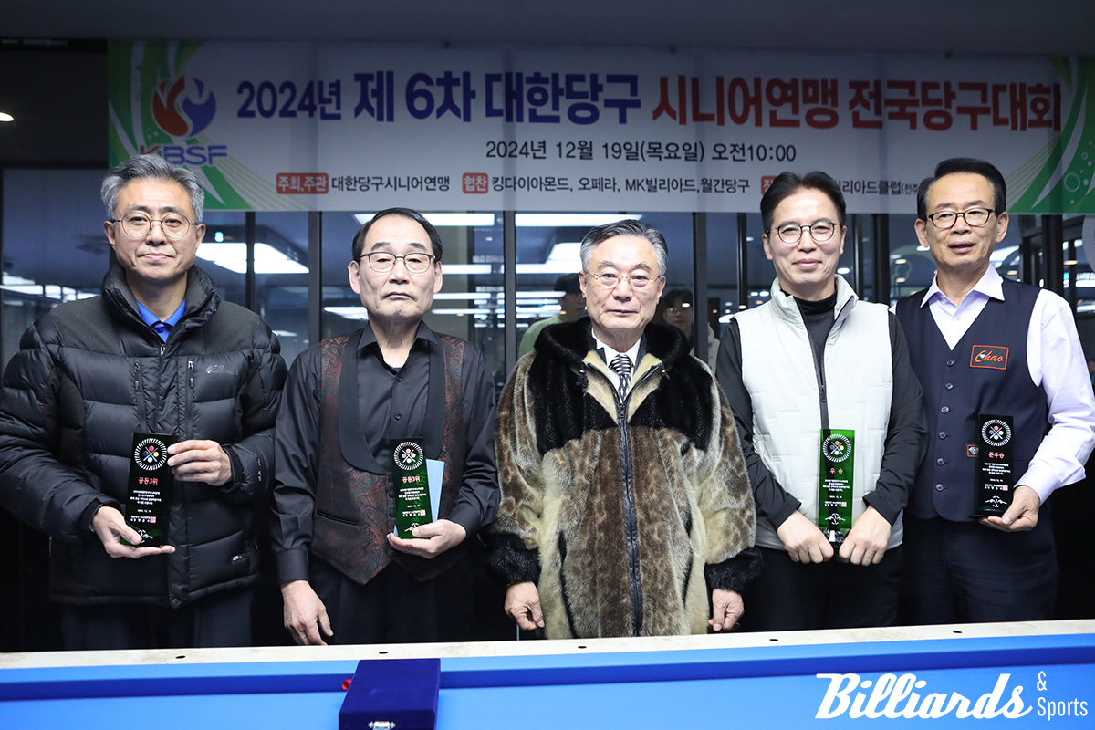 왼쪽부터 공동3위 김상문, 이종부, 양춘수 회장, 우승 이장수, 준우승 이병주. 