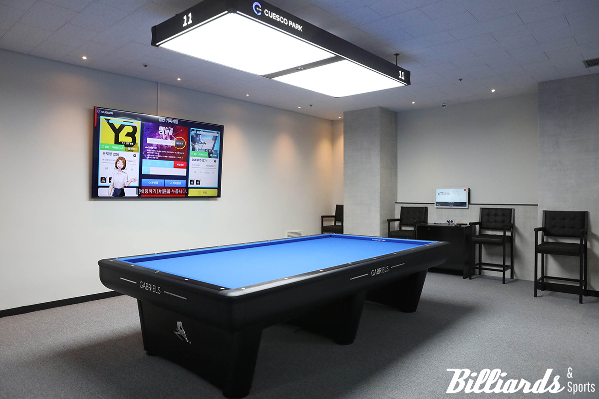 독립공간으로 분리된 당구존. 대형 모니터는 경기 영상 뿐 아니라 '큐봇' 시스템으로 내 샷 분석도 보여준다. 