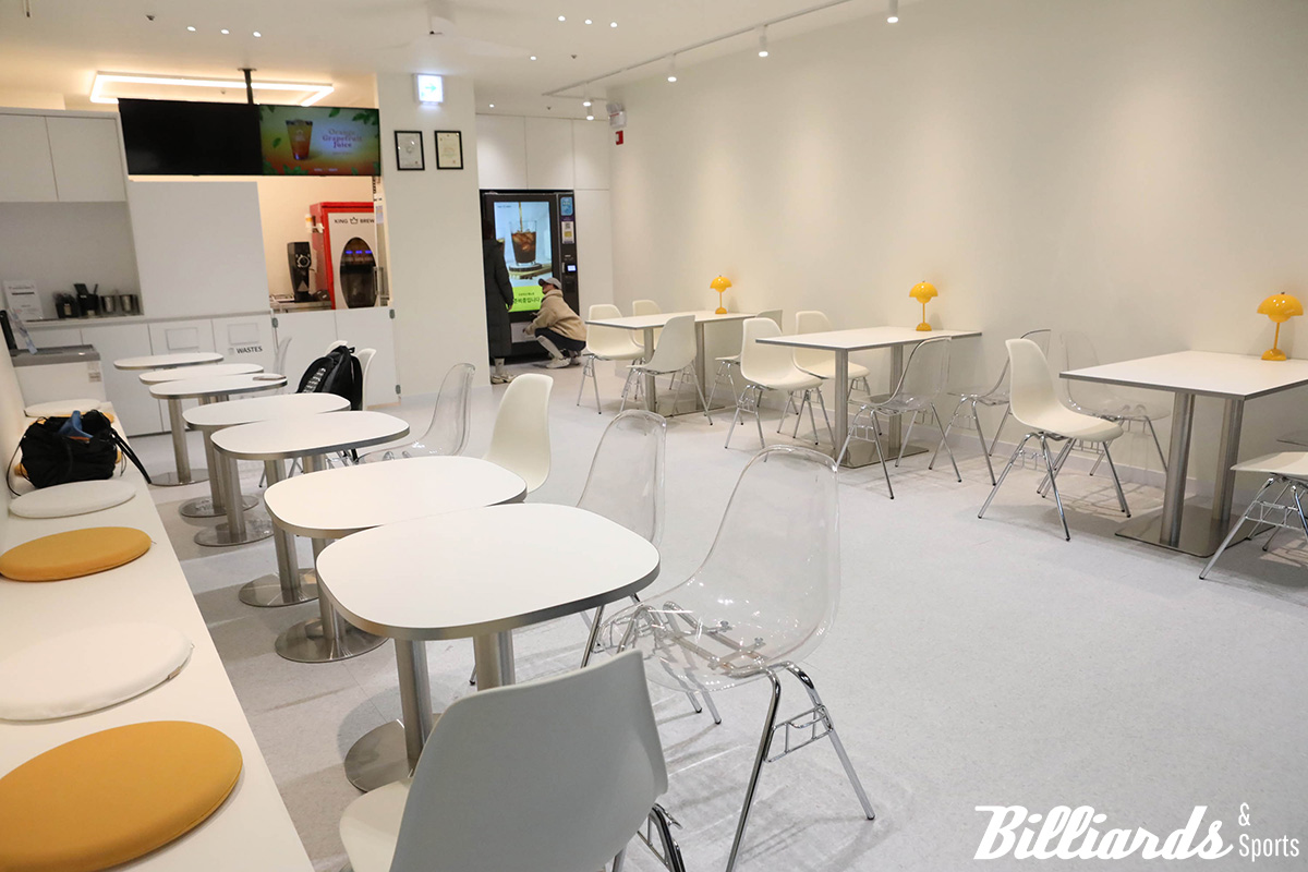 카페는 별도의 출입문으로 카페만 이용하는 고객도 출입이 가능하다.