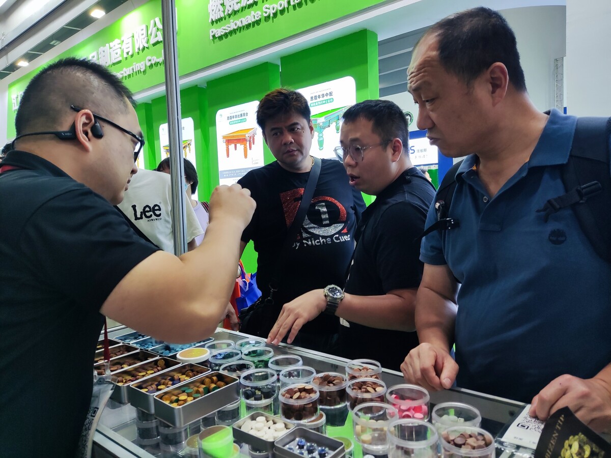 GBE에서 제품을 상담하는 참가자들.