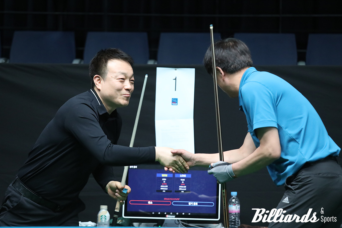 준결승전에서 풀세트 접전을 벌인 박근형과 오정수가 경기가 끝난 후 악수를 나누고 있다.