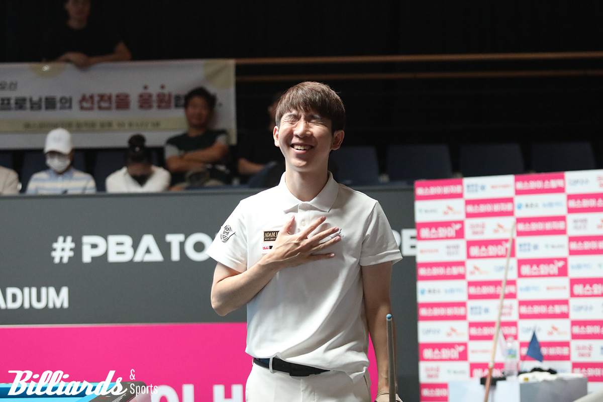 2023-2024시즌 '에스와이 PBA 챔피언십' 4강에서 승리 후 결승에 진출한 모리 유스케가 가슴을 쓸어내리며 안도하고 있다.