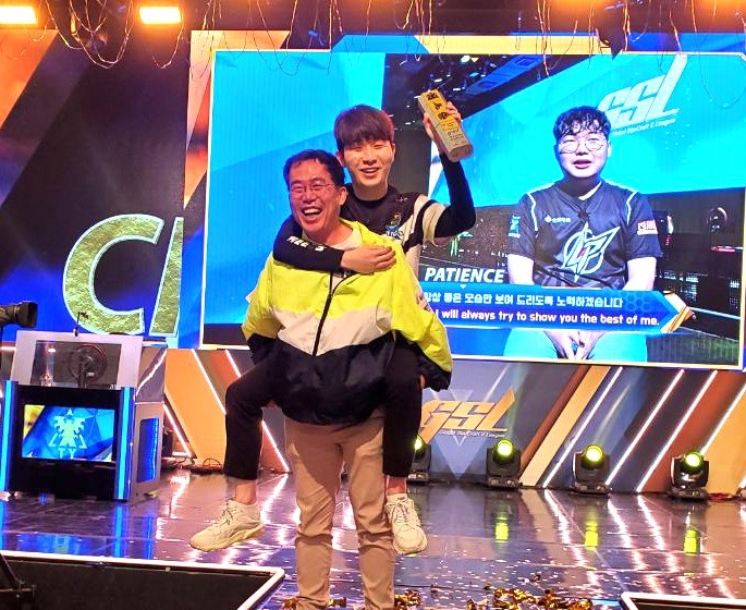2020년 e스포츠 결승전에서 우승한 전태양 선수와 서수길 후보