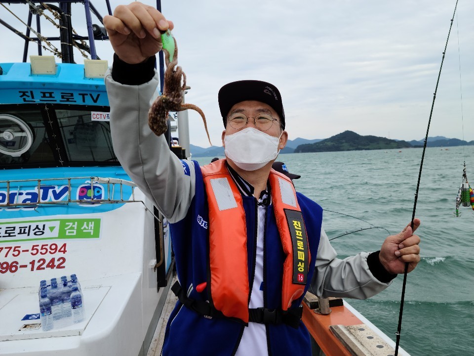 2020년 9월 아티호 출항 기념 문어 낚시 대회에 참가한 서수길 후보.  사진=SOOP 제공