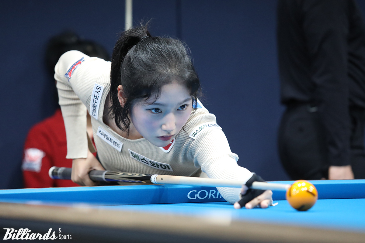 한지은은 하이런 8점타 한 방으로 역전을 거두며 32강에 진출했다.