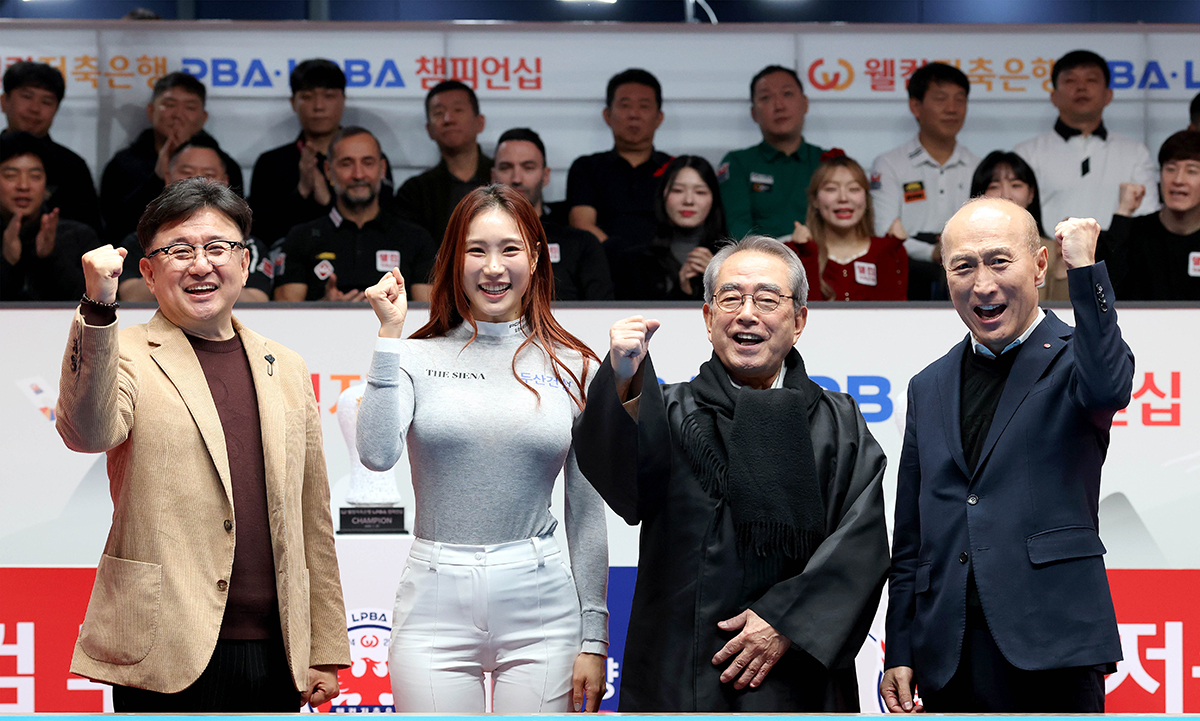 8차 투어 개막식에서 왼쪽부터 장상진 PBA 부총재, 프로골퍼 유현주, 김영수 PBA 총재, 웰컴저축은행 김대웅 대표.
