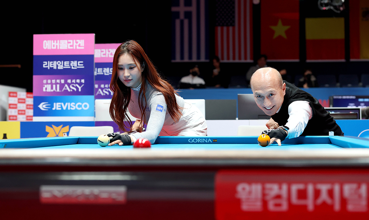 시타하는 유현주 선수와 김대웅 대표.