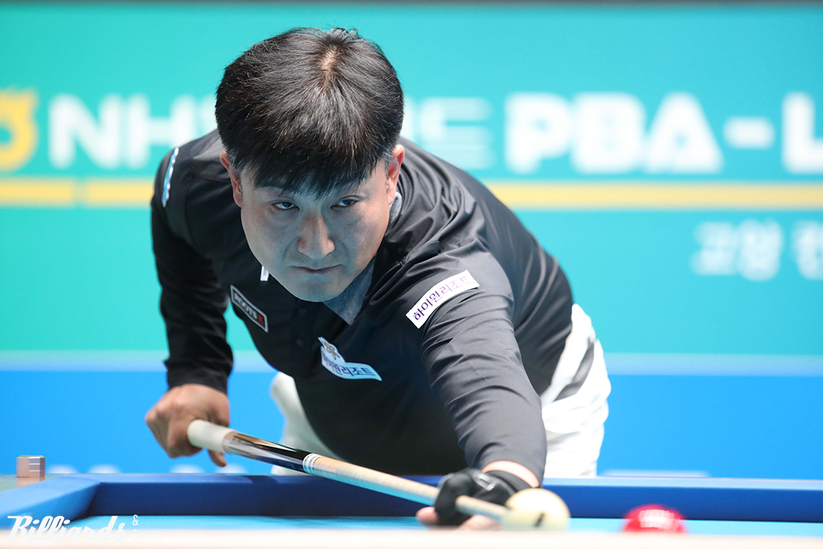 이충복(하이원리조트)이 시즌 마지막 정규투어 '웰컴저축은행 PBA 챔피언십' 128강전에서 박광열을 3-1로 꺾고 64강에 진출했다.  사진=빌리어즈앤스포츠 DB