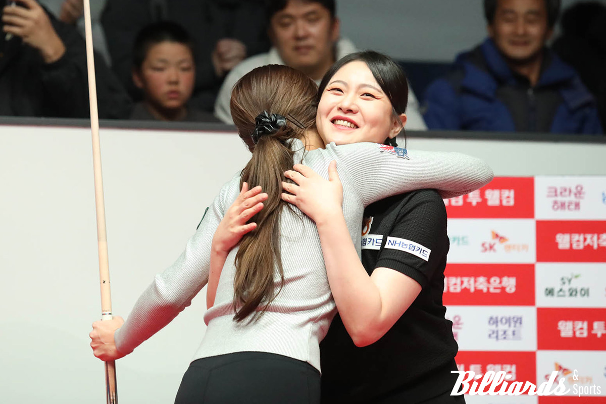 김가영의 마지막 득점이 인정되자 포옹으로 축하하는 김민아.