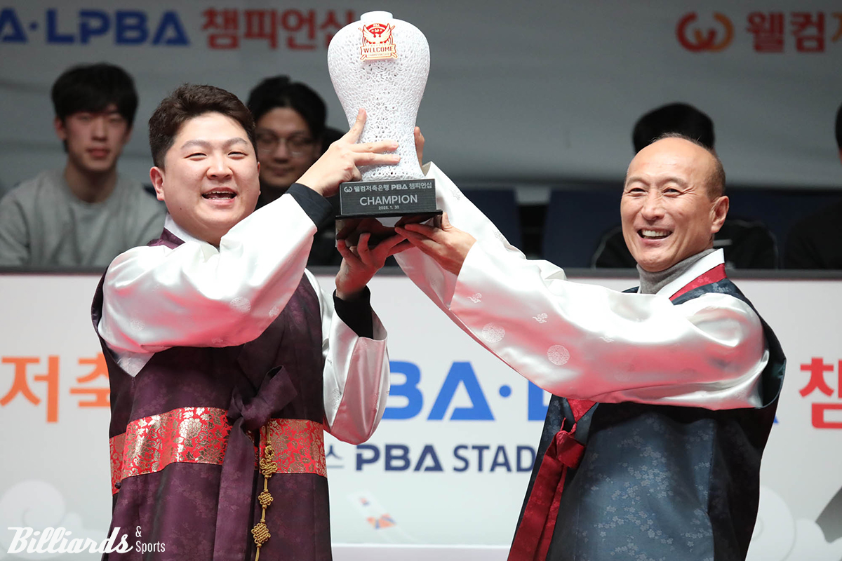 웰컴저축은행 김대웅 대표(오른쪽)에게 우승트로피를 받은 조건휘.