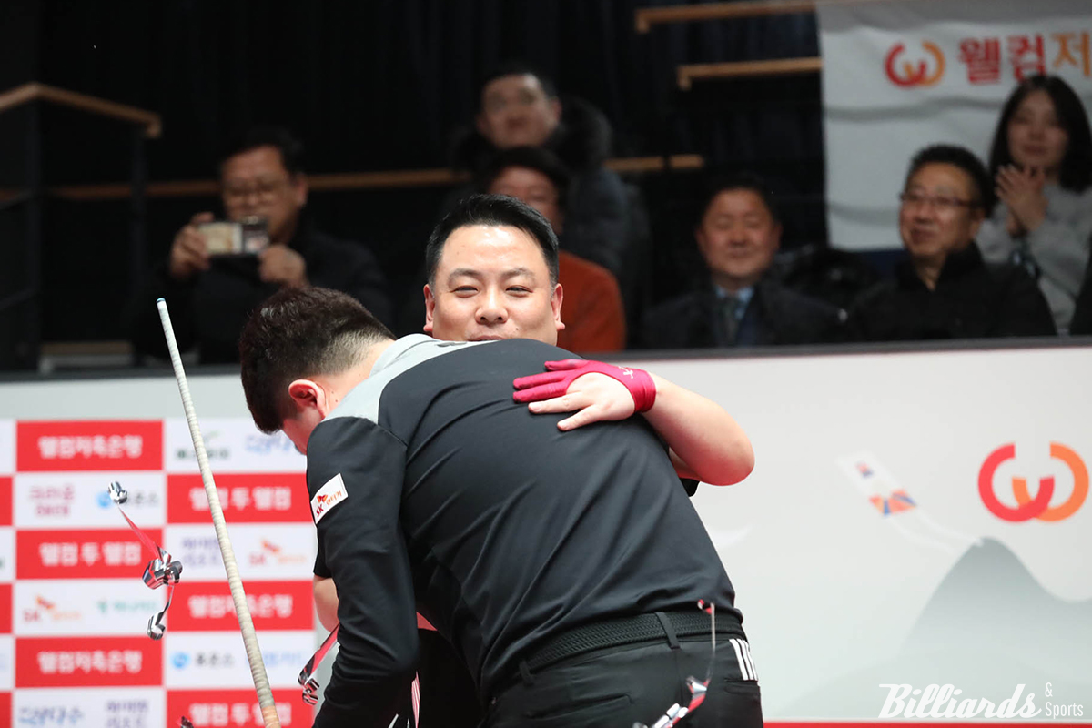 결승전 후 격려하는 조건휘와 조재호.