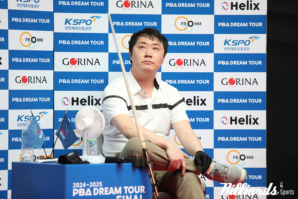 세트스코어 2-2로 쫓긴 김태호2가 생각에 잠겨 있다.