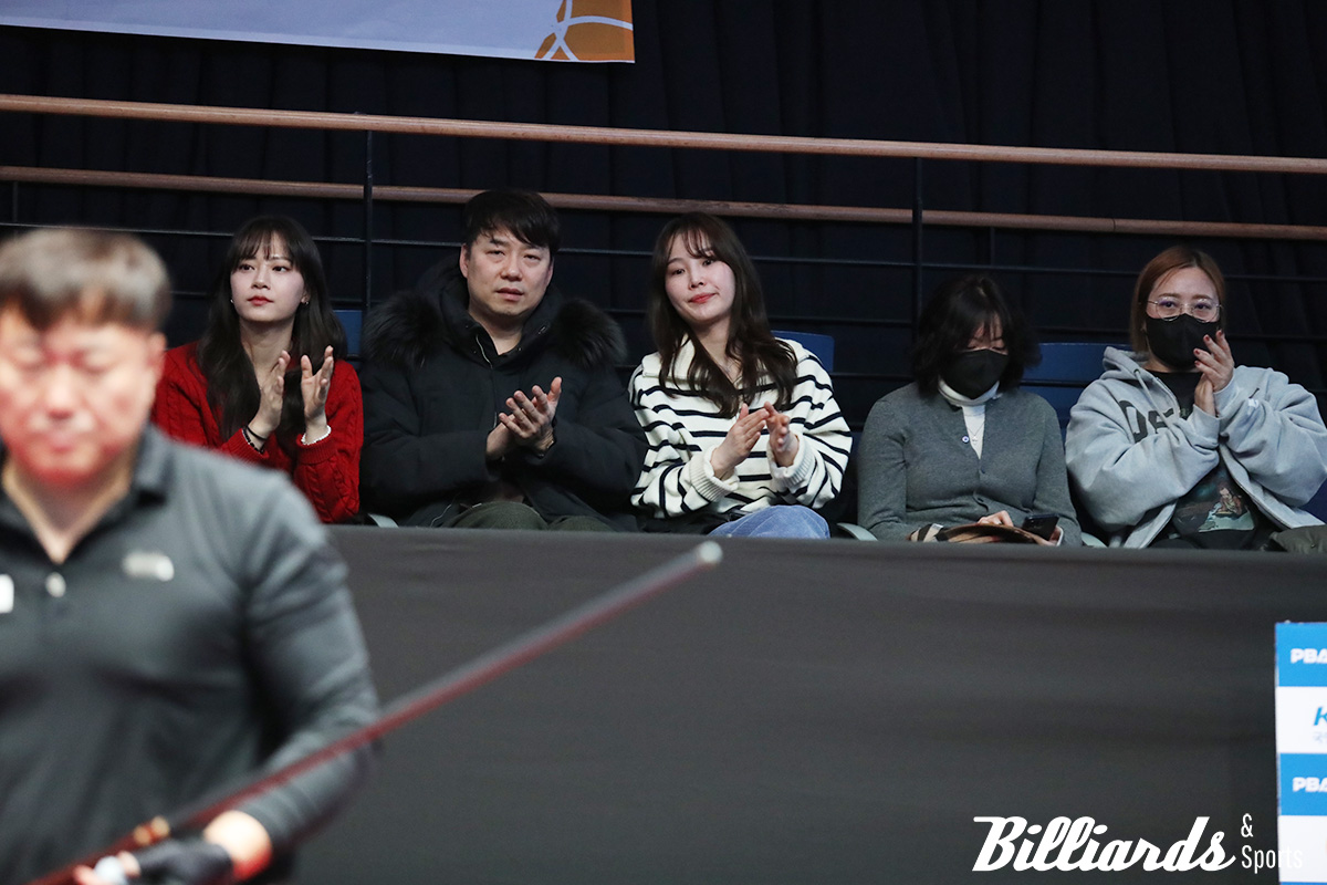 (왼쪽부터) 정보윤, 김군호, 강유진 등이 구민수와 김성민2의 드림투어 파이널 준결승전을 지켜보고 있다.