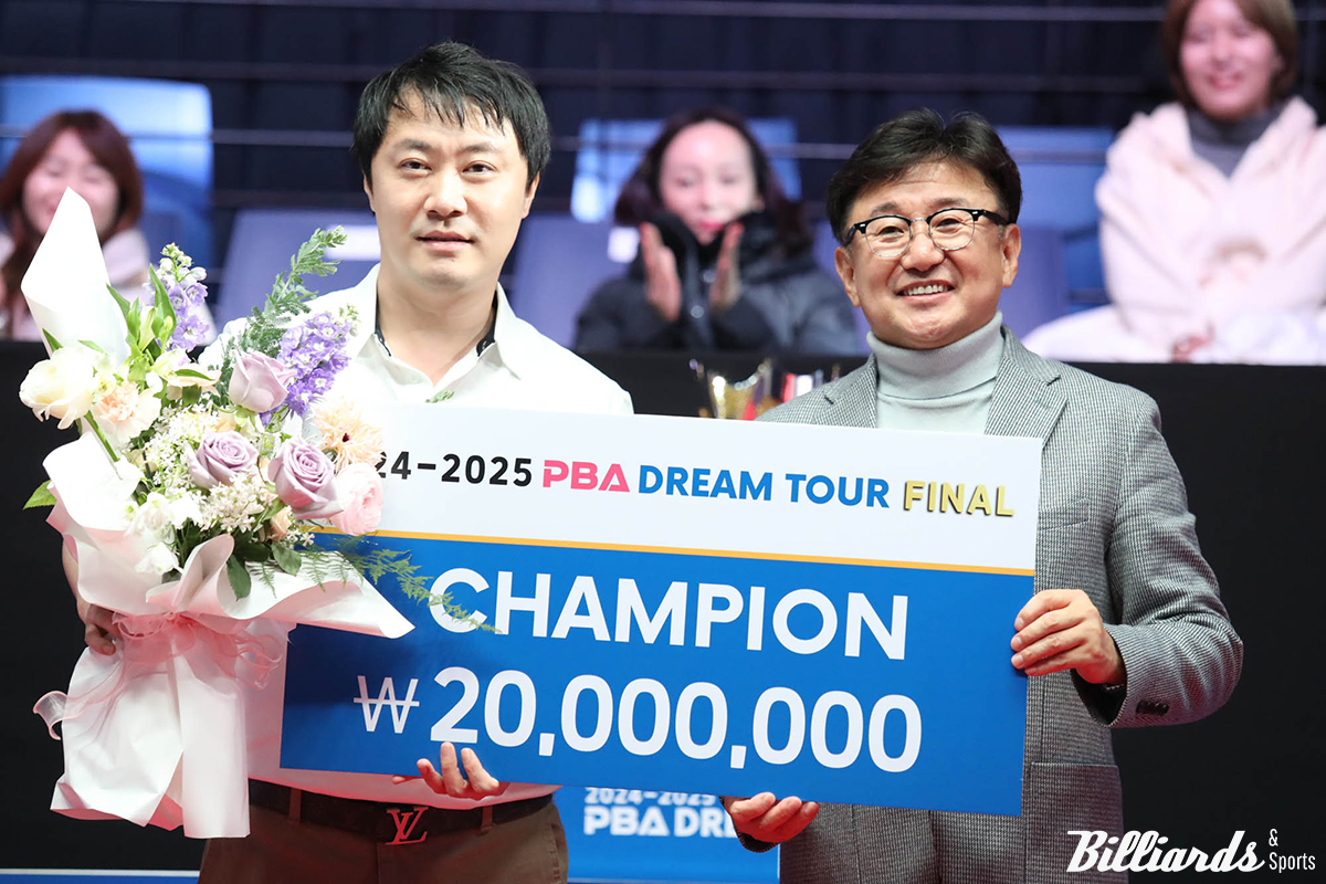 우승자 김태호2(왼쪽)와 PBA 장상진 부총재.