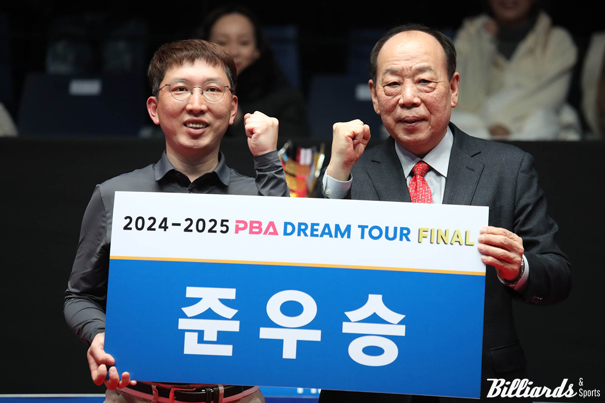 준우승자 김성민2(왼쪽)와 PBA 김영헌 부총재.