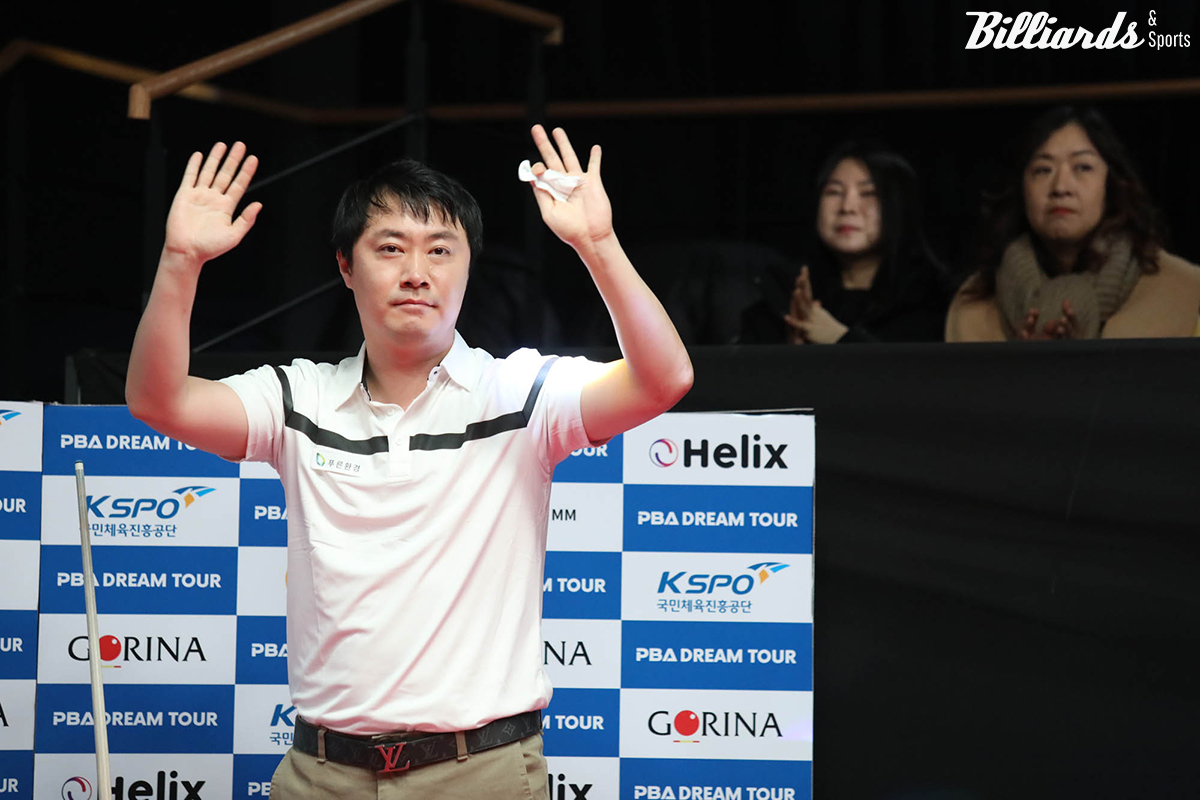 우승 순간에 두 손을 들고 기뻐하는 김태호2.