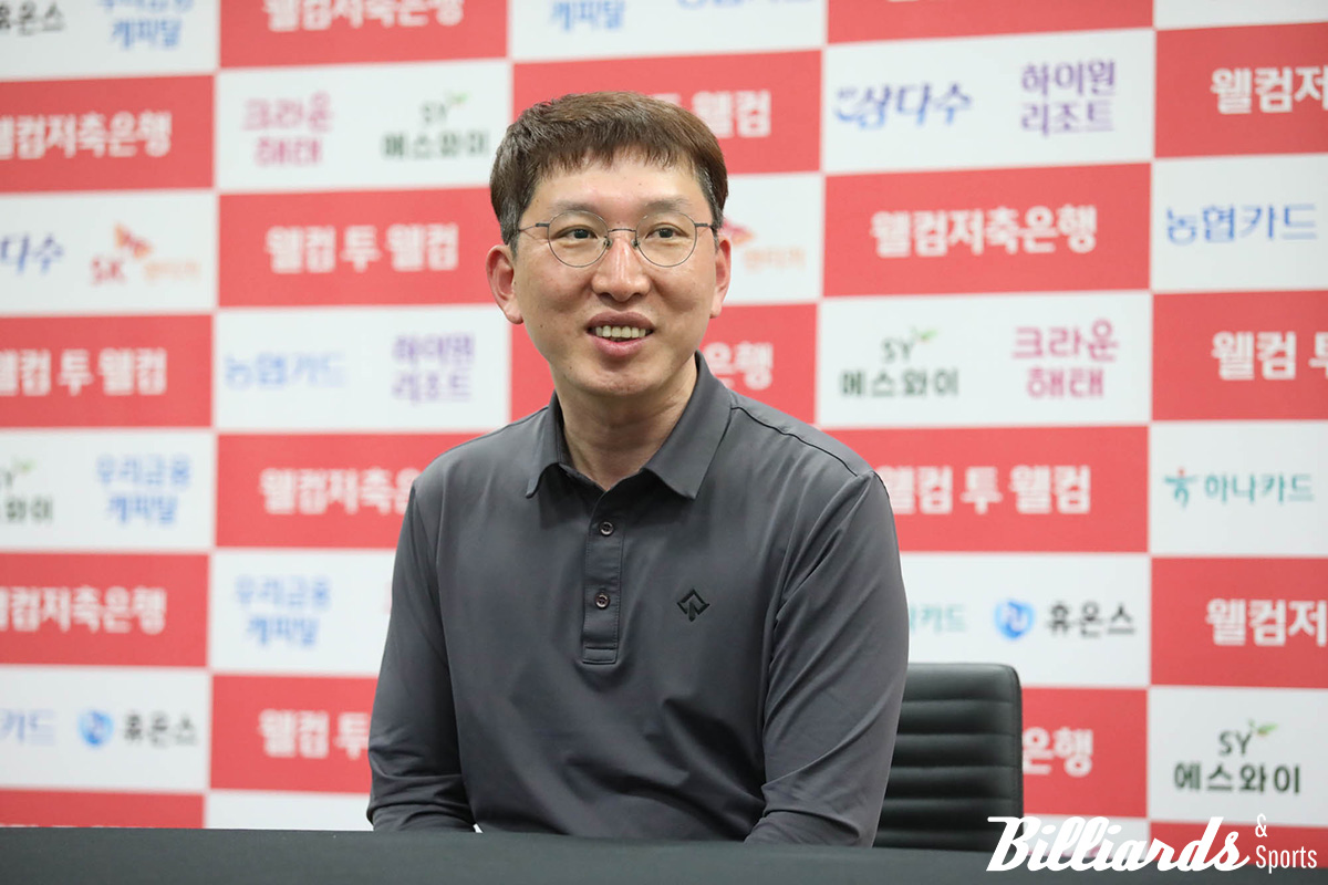 경기 후 기자들과 인터뷰 중인 김성민2