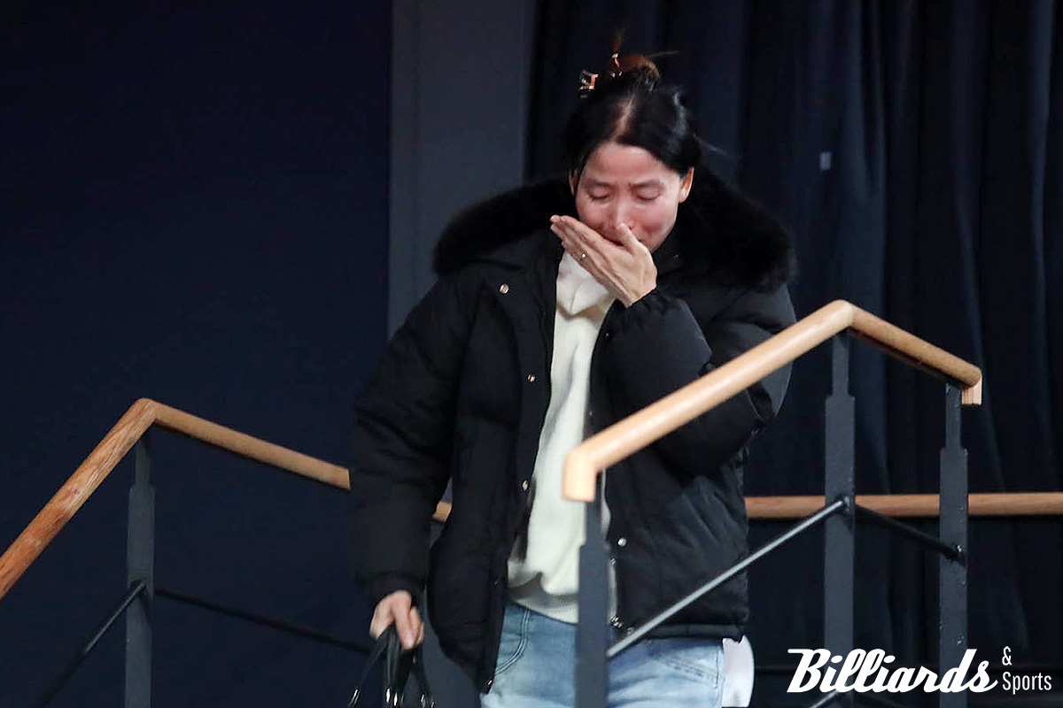 준결승전 경기 후 울먹이며 남편에게 향하는 김성민2의 아내 최은경 씨.