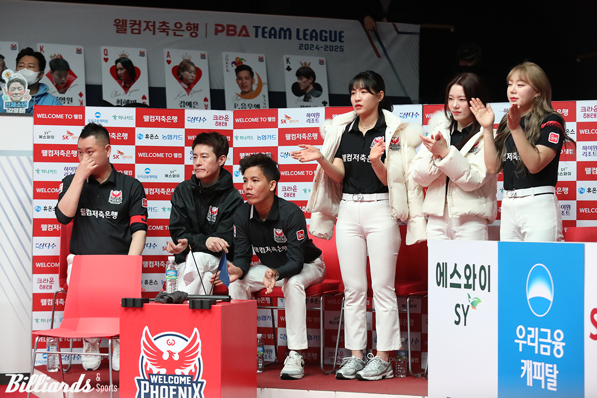 김영원의 경기를 응원하는 웰컴저축은행 선수들.