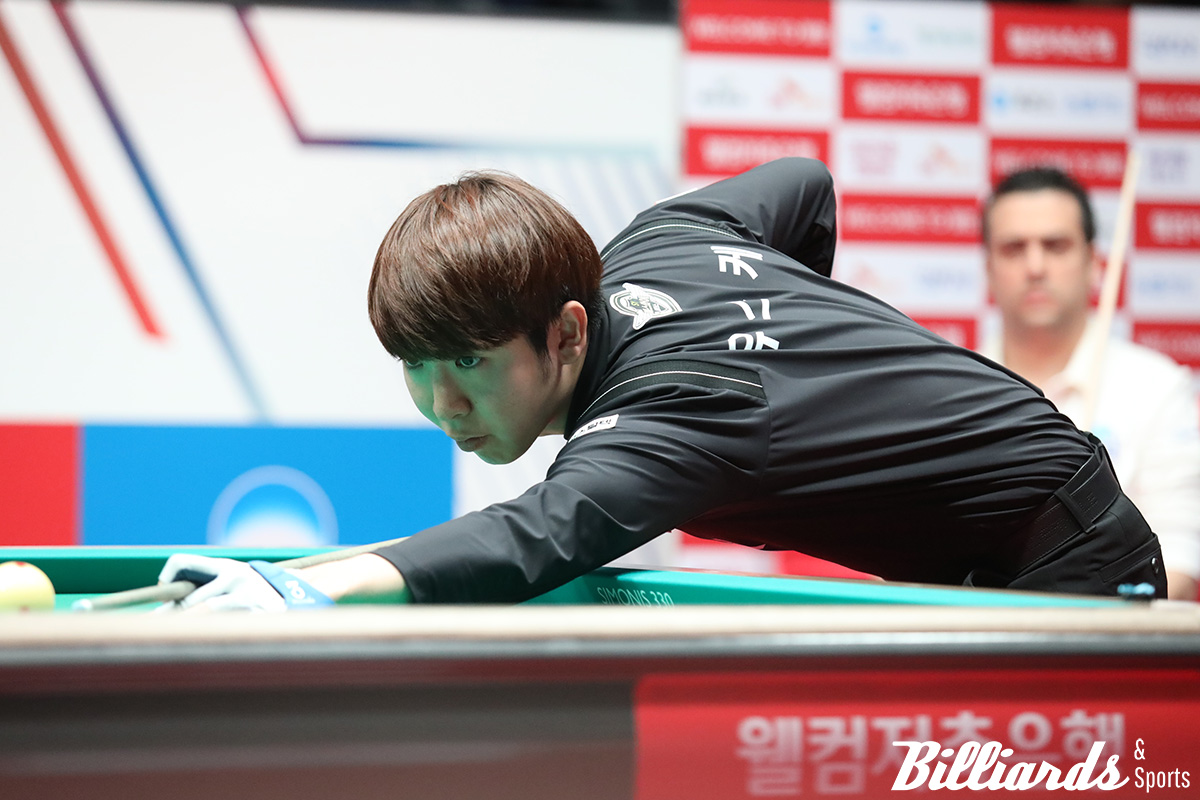 모리 유스케(에스와이)는 5세트 남자단식에서 다비드 사파타(우리금융캐피탈)를 11:0으로 제압하고 추격의 불씨를 댕겼다.