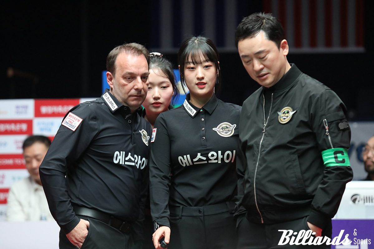 벤치타임아웃에 머리를 맞대고 있는 에스와이 빌더스.