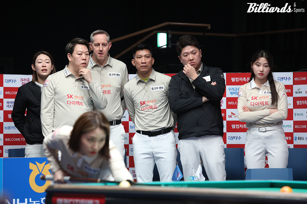 6세트에서 강지은의 공격을 지켜보는 SK렌터카 선수들.