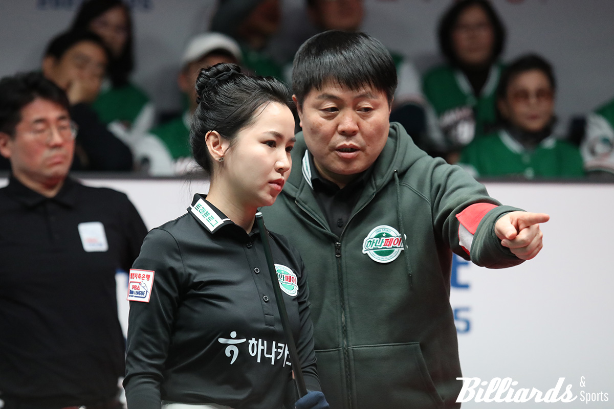 하나카드의 김진아와 주장 김병호.