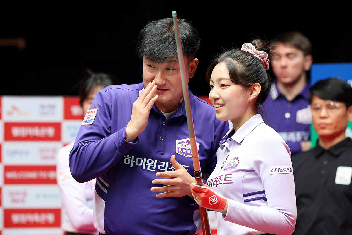 하이원리조트 하이원 위너스의 주장 이충복과 전지우. 하이원리조트도 이날 우리금융캐피탈을 꺾고 2연승을 올렸다. 